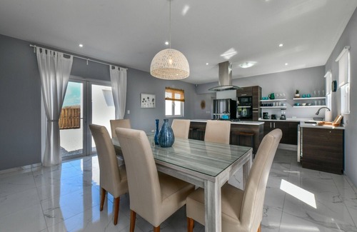 Sabana Liber Villa | Modern 3-bedroom villa with private pool, great alarm system, WiFi, hot water!