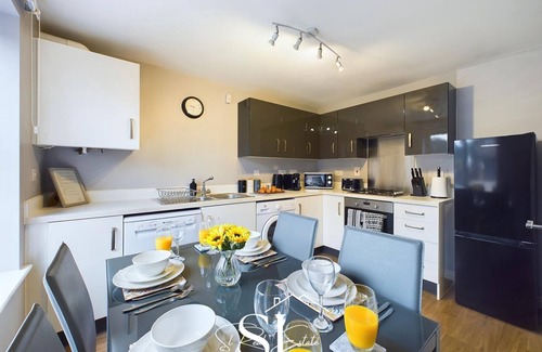 Willenhall House | Modern 3 Bedroom Willenhall House, Free Private Parking, Wifi, Netflix
