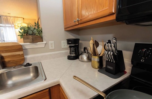 Oakdale House | Modern 3 Bedroom with 5 beds, Firepit only 10 minutes from Uptown CLT