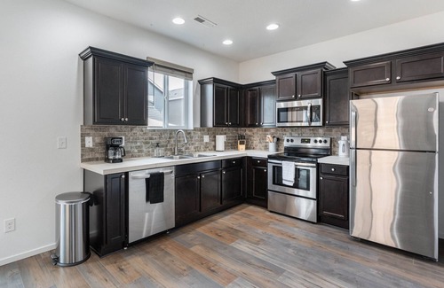 North Image House | Modern 3b/2b Retreat near Portland. Must-See!