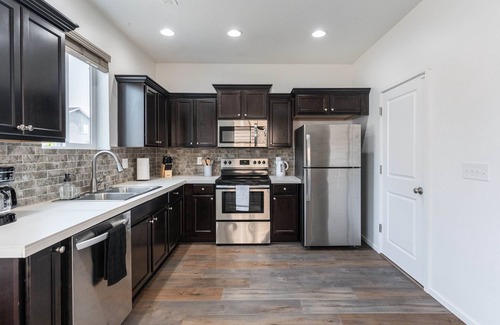 North Image House | Modern 3b/2b Retreat near Portland. Must-See!