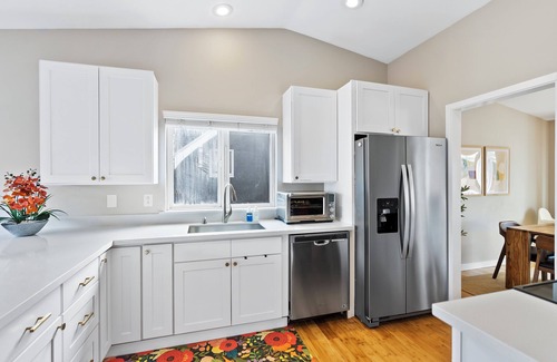 Phinney Ridge House | Modern 3BD house in walkable Ballard, family and dog-friendly, A/C, fenced yard