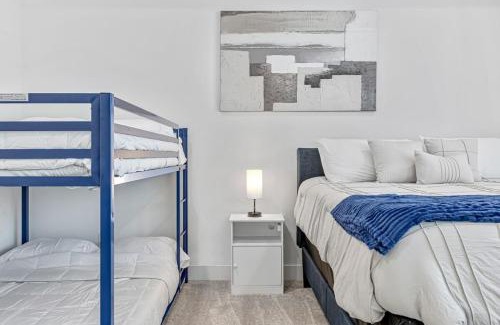 South Central Houston House | Modern 3BD Retreat I Near Hotspots I Sleeps 12