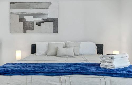 South Central Houston House | Modern 3BD Retreat I Near Hotspots I Sleeps 12