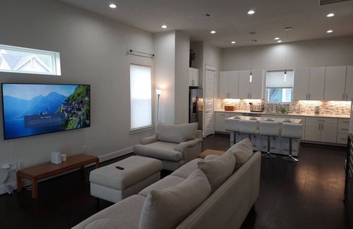 Astrodome House | "modern 3bed Townhome. Near Nrg"