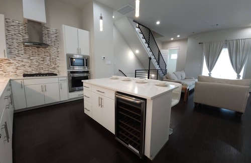 Astrodome House | "modern 3bed Townhome. Near Nrg"