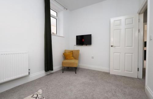 Skewen Apartment | Modern 3Bed, Wi-Fi, Dining for 6
