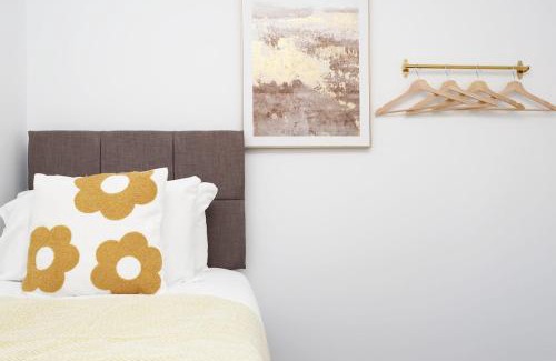 Skewen Apartment | Modern 3Bed, Wi-Fi, Dining for 6