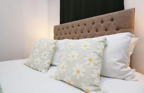 Skewen Apartment | Modern 3Bed, Wi-Fi, Dining for 6