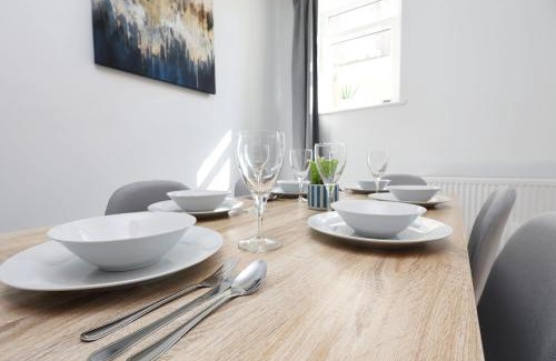 Skewen Apartment | Modern 3Bed, Wi-Fi, Dining for 6