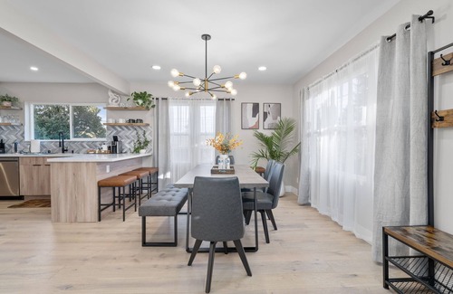 Highland Park House | Modern 3BR/2BA - Luxury King Suite.