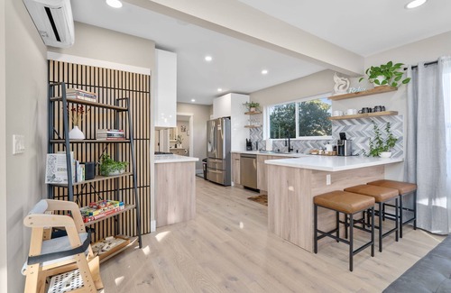 Highland Park House | Modern 3BR/2BA - Luxury King Suite.