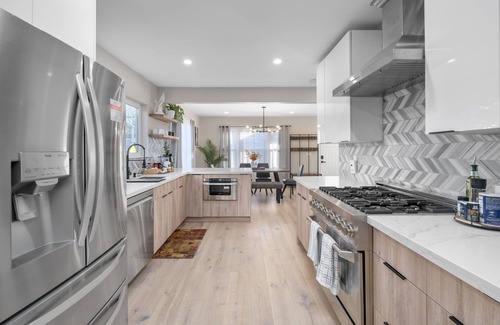 Highland Park House | Modern 3BR/2BA - Luxury King Suite.