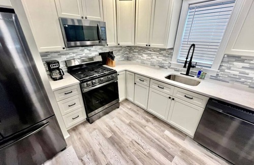 Anglesea House | Modern 3BR, 2BA, w/Outdoor TV