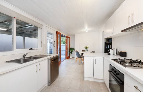 Maidstone House | Modern 3BR Family Home in Melbourne | Backyard, Free Parking, Tennis Court, Near Highpoint & 20 Mins to CBD