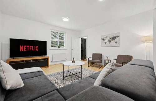 Birmingham House | Modern 3BR Home in 2 Nether Hall Near M6 J7 with Hot Tub, Smart TV and Free Parking