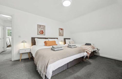 Birmingham House | Modern 3BR Home in 2 Nether Hall Near M6 J7 with Hot Tub, Smart TV and Free Parking