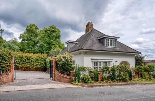 Birmingham House | Modern 3BR Home in 2 Nether Hall Near M6 J7 with Hot Tub, Smart TV and Free Parking