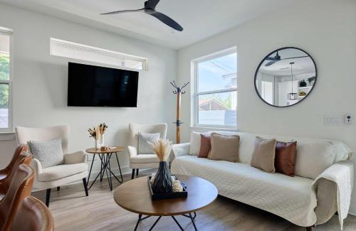 South Manchaca House | Modern 3BR Retreat - Mins from Airport - DT - BBQ