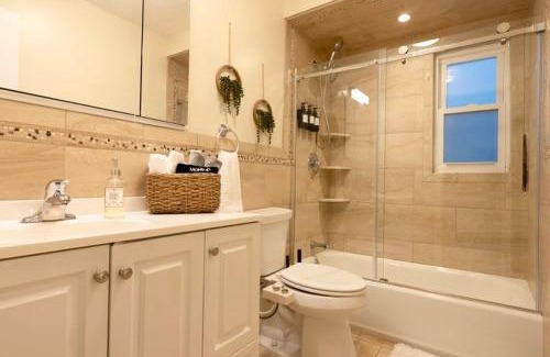 Kearny Apartment | Modern 3BR Suburb Retreat Near EWR Airport Just 10 Min to Newark & 25 Min to NYC
