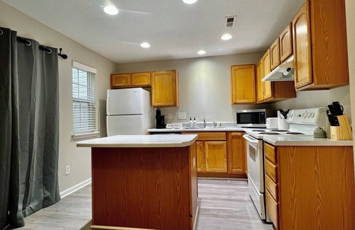 Harwood Lane Condo | Modern 3BR Townhome - Whitewater Center + Roku TVs