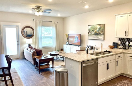 Pine Forest House | Modern 3BR Townhome w/Pool | Downtown & Beaches!
