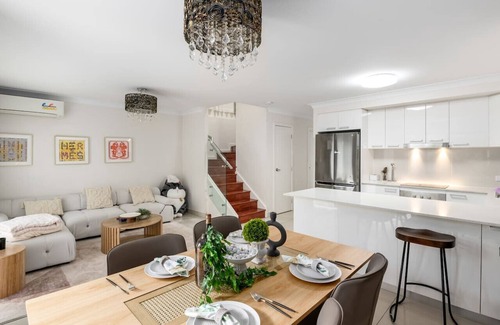 Calamvale House | Modern 3BR Townhouse in Calamvale Near Parks&Shops