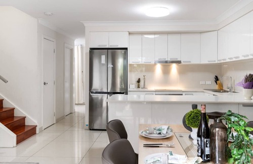 Calamvale House | Modern 3BR Townhouse in Calamvale Near Parks&Shops