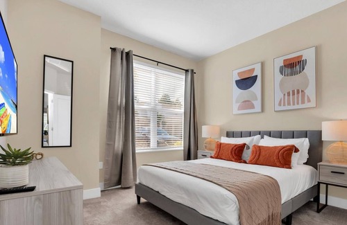 Four Corners House | Modern 3BR Townhouse With Pool Near Disney