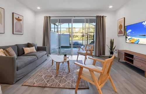Four Corners House | Modern 3BR Townhouse With Pool Near Disney