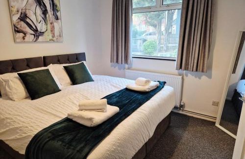 Christchurch Apartment | Modern 4 bed House with Free Parking