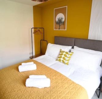 Lincoln House | Modern 4 bed - Lincoln - Parking