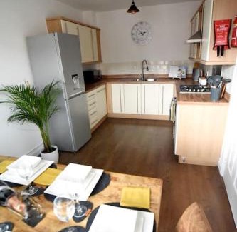 Lincoln House | Modern 4 bed - Lincoln - Parking