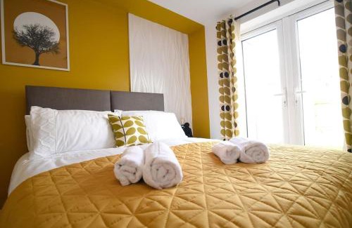 Lincoln House | Modern 4 bed - Lincoln - Parking