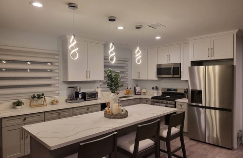 Tustin House | Modern 4 Bedroom Home - 15 mins from Disneyland