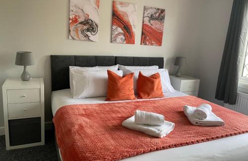 Ashburton Apartment | Modern 4 Bedroom House 10 mins from East Croydon with Garden and Free parking