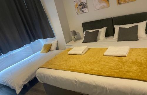 Ashburton Apartment | Modern 4 Bedroom House 10 mins from East Croydon with Garden and Free parking