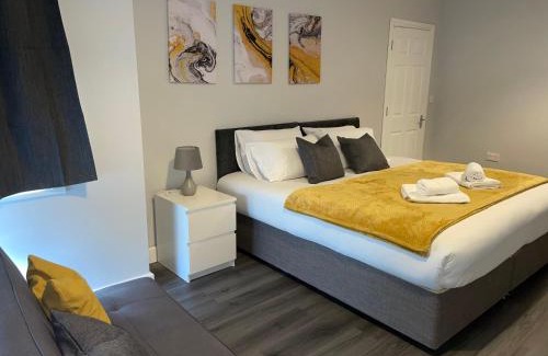 Ashburton Apartment | Modern 4 Bedroom House 10 mins from East Croydon with Garden and Free parking