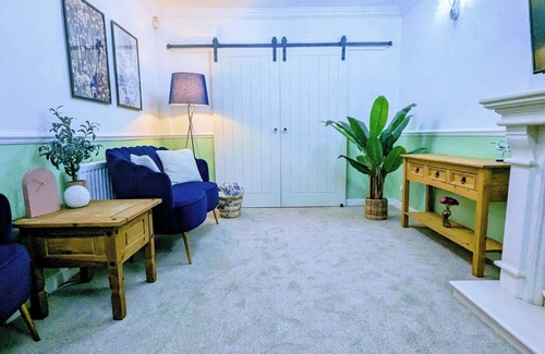 Manchester House | Modern 4 Bedroom House in Pendlebury | with Wifi and Parking