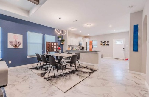 Cedar Crest House | Modern 4 Bedroom Near Downtown, Zoo, Uptown & More, with Hot Tub & Games