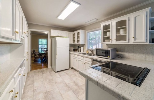 Greensboro House | Modern 4 Bedroom pets welcome