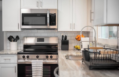 Lakeland House | Modern 4-Bedroom Pool House w/King Beds– 5 Minutes from Downtown!