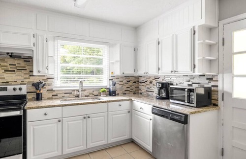 Church Street House | Modern 4-Bedroom Retreat with High-Tech Amenities