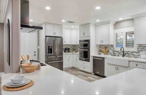 Reedley House | Modern 4-bedroom Villa w/Pool/Spa & Private Park