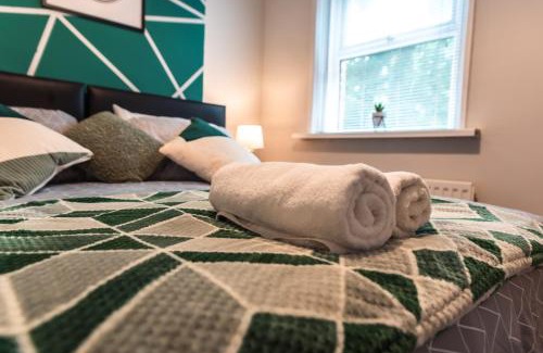 Southampton House | Modern 4 Bedrooms-Sleeps 8-Long Term Disc-Driveway