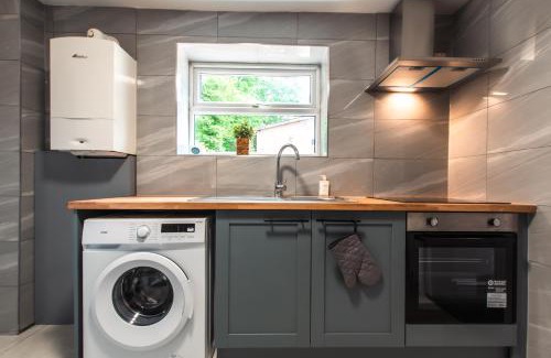 Southampton House | Modern 4 Bedrooms-Sleeps 8-Long Term Disc-Driveway