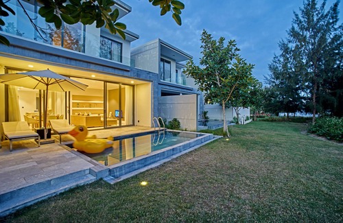 Ngu Hanh Son Villa | Modern 4 BR villa-golf view for family
