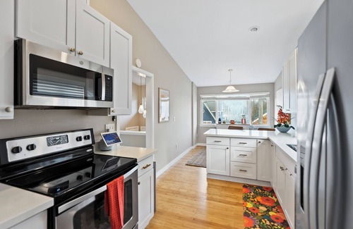 Whittier Heights House | Modern 4BD house in Ballard - walkable, central AC, family & pet-friendly