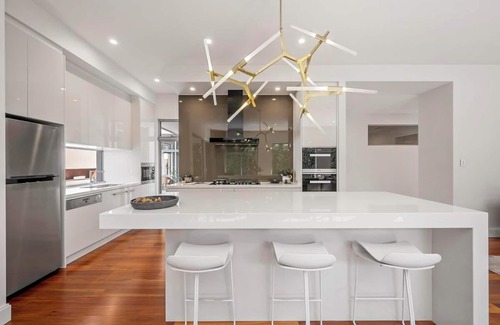 Beaumont House | Modern 4BDR 2BTH Home