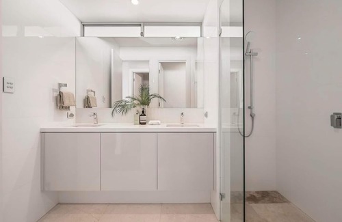 Beaumont House | Modern 4BDR 2BTH Home